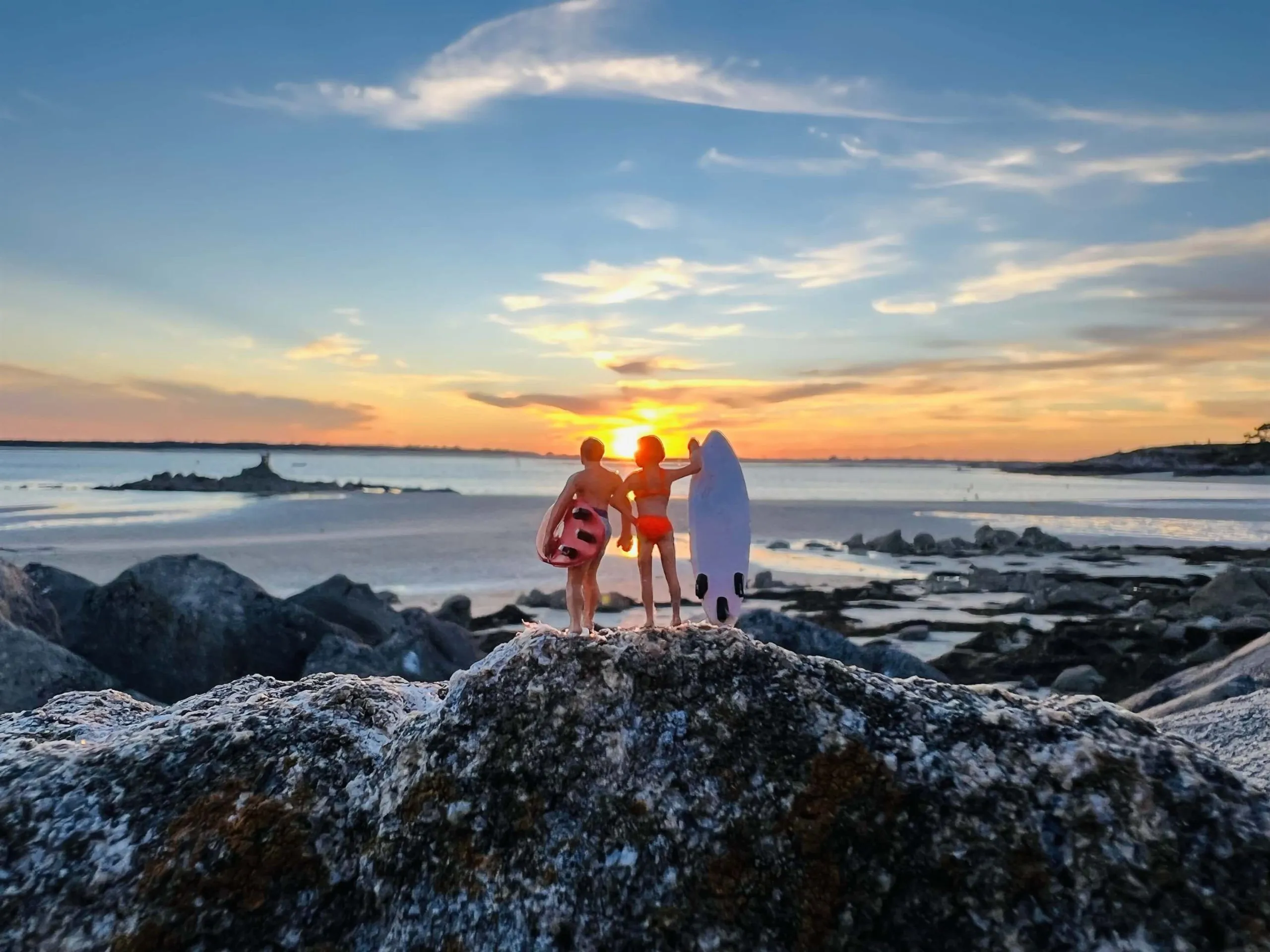 08_Steve Bonvard_Le couple de surfeurs_Plexiglass_23.62x31.5